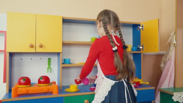 Malá holčička hraje při vaření potravin — Stock video