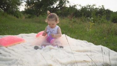 küçük kız içecekler su