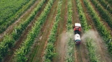 elma ağacı bir traktör ile püskürtme