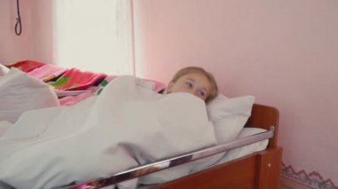 kızı yatağa gitti