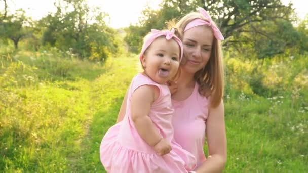 Mamma och dotter i identiska klänningar — Stockvideo
