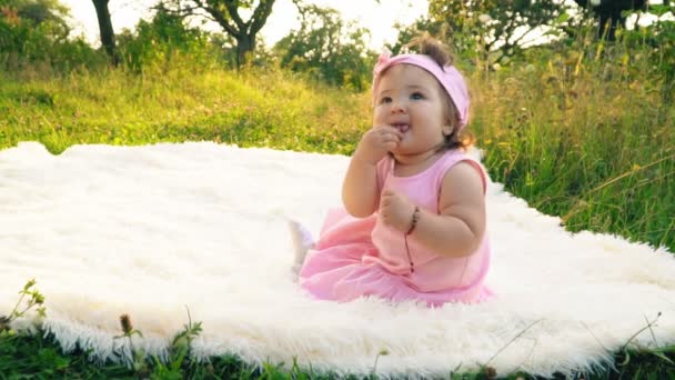 Niña en la naturaleza — Vídeo de stock