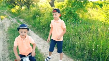 İki kardeş aynı T-shirt