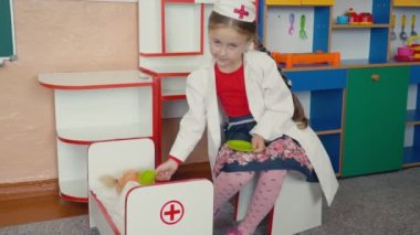 küçük kız doktor oynuyor