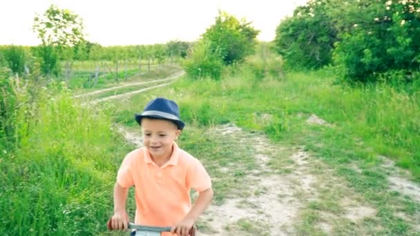 Niño montado en bicicleta sin pedales — Vídeos de Stock