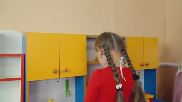 Маленькая девочка играет в приготовлении пищи — стоковое видео