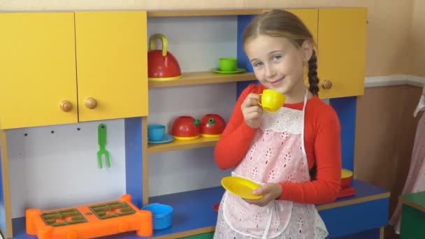 Маленькая девочка играет в приготовлении пищи — стоковое видео
