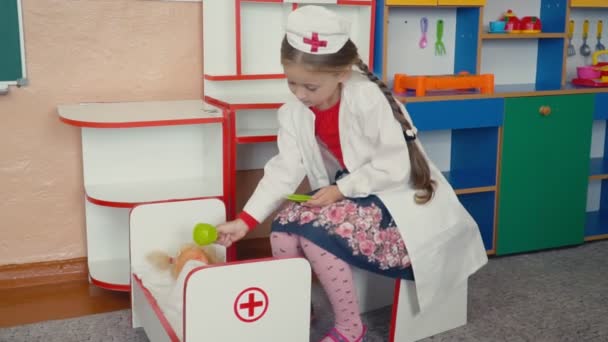 Küçük kız doktor oynuyor — Stok video
