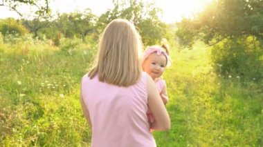 Anne ve kızı aynı elbiseler