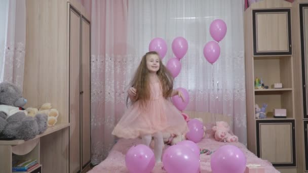 The little girl rejoices in the cracker — Stock Video