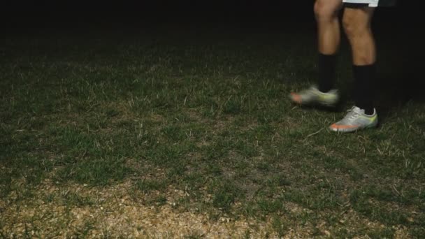 Schläge auf den Ball auf dem Fußballplatz — Stockvideo