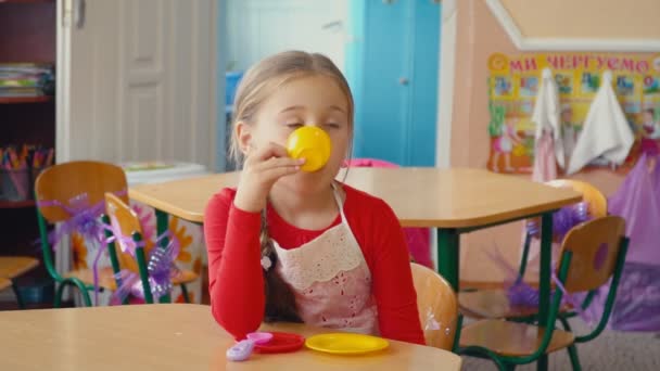 Kleines Mädchen spielt beim Kochen von Essen — Stockvideo