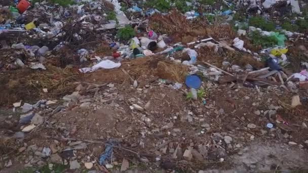 Pila de basura diversa — Vídeo de stock