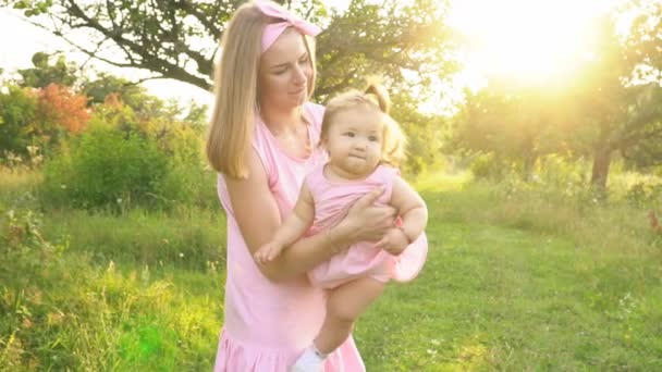 Mamma e figlia in abiti identici — Video Stock