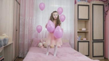 küçük kız toplar atar