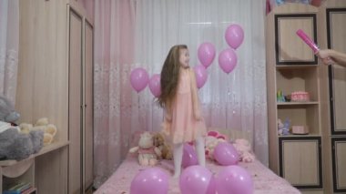 küçük kız kraker sevinir