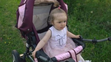 küçük kız bir bebek arabası tesisi