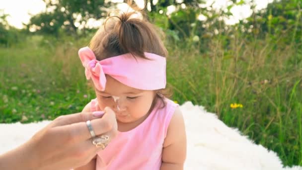 Mère nourrit sa petite fille avec du yaourt — Video