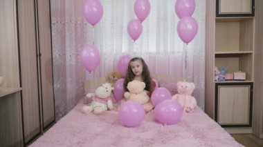 Kız kanepede oturuyor