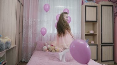 küçük kız toplar atar