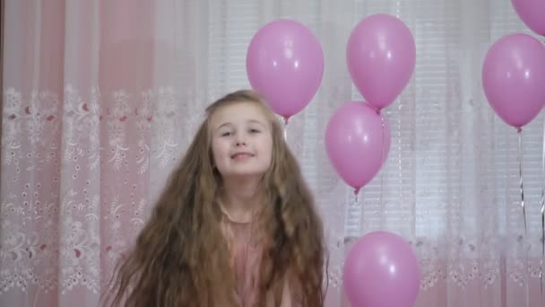 Маленькая девочка с блестящей фольгой в руках — стоковое видео