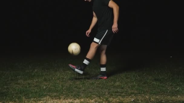 Golpes en la pelota en el campo de fútbol — Vídeos de Stock