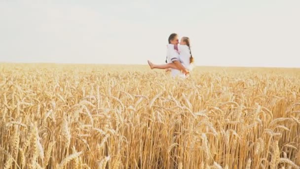 Máma a dítě se prochází pšenice — Stock video