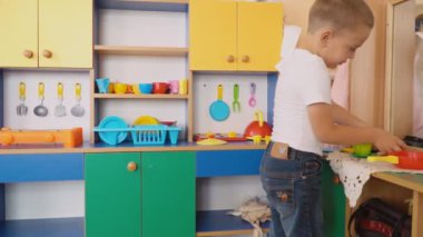 küçük çocuk ne pişiyor oynuyor