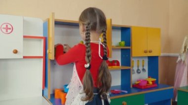 küçük kız yemek yemek oynamaktan