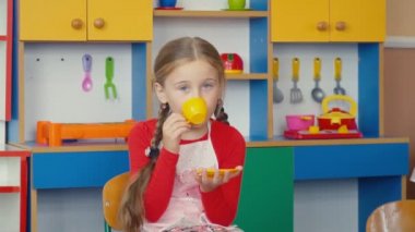 küçük kız çay içiyor