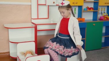 küçük kız doktor oynuyor