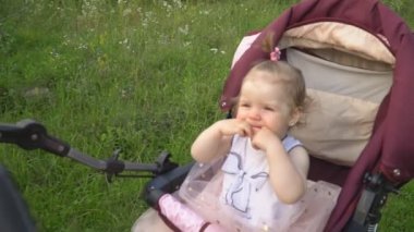 küçük kız bir bebek arabası tesisi