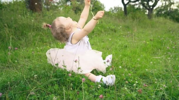 Klein meisje speelt met een ballon — Stockvideo