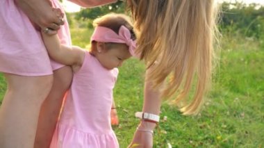 Anne ve kızı aynı elbiseler