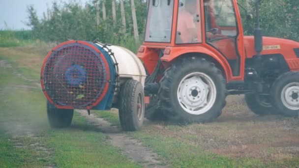 Опрыскивание яблони трактором — стоковое видео