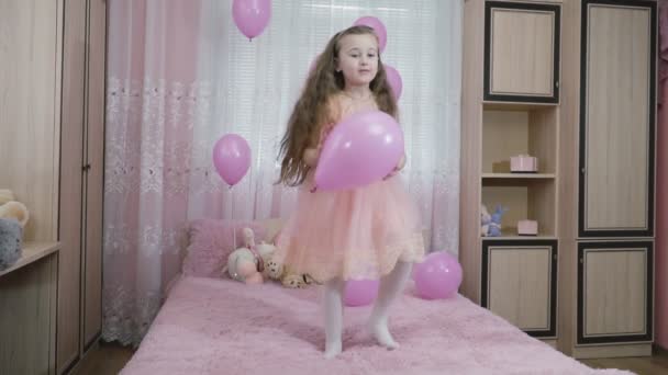 Bambina lancia le palle — Video Stock