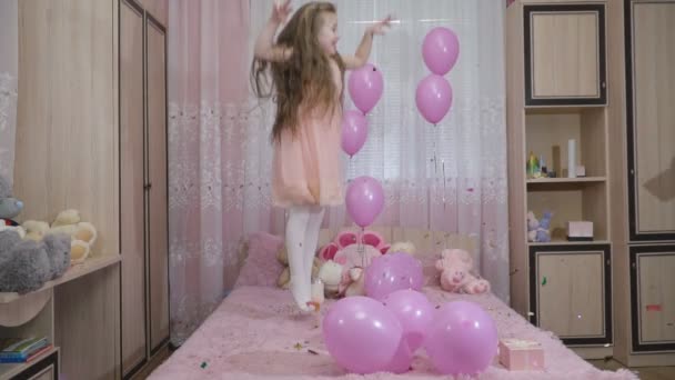 The little girl rejoices in the cracker — Stock Video