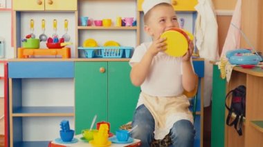 küçük çocuk ne pişiyor oynuyor