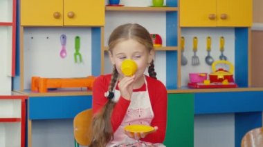 küçük kız çay içiyor