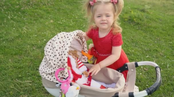 Маленькая девочка с коляской — стоковое видео