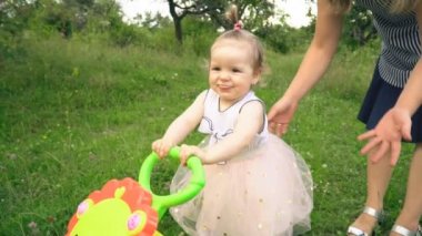 doğada küçük kız