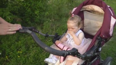 küçük kız bir bebek arabası tesisi