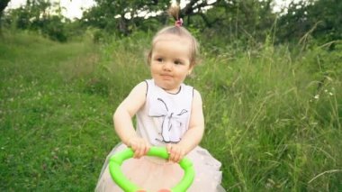 doğada küçük kız