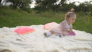 küçük kız içecekler su