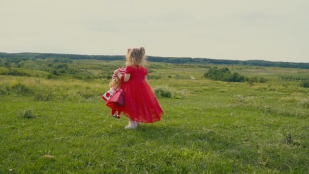 Niña en vestido rojo — Vídeo de stock