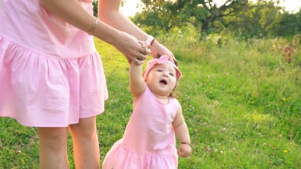 Mamá y su hija en vestidos idénticos — Vídeo de stock