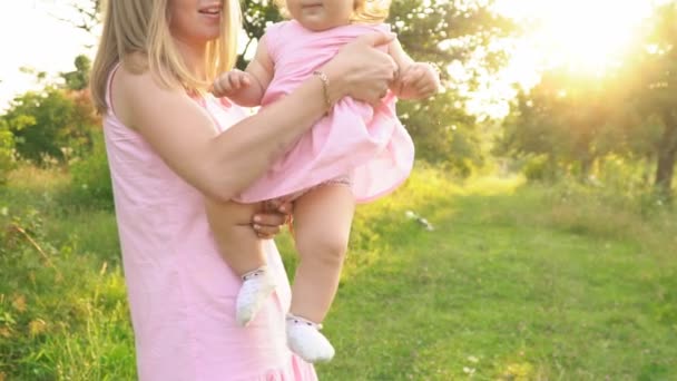 Mamma och dotter i identiska klänningar — Stockvideo