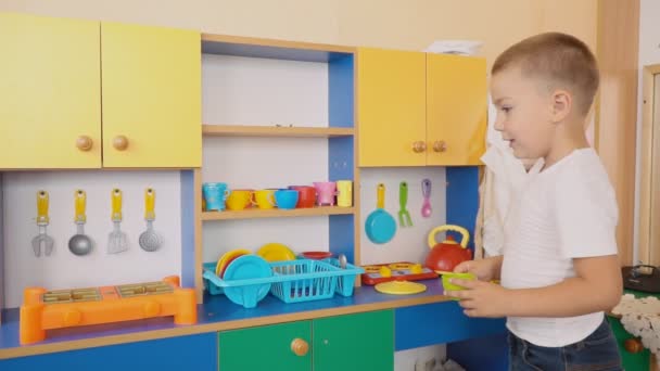 O menino está brincando o que está cozinhando — Vídeo de Stock