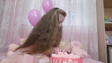 Pastayı yakınındaki küçük kız