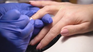 bir fırça ile vernik uygulama